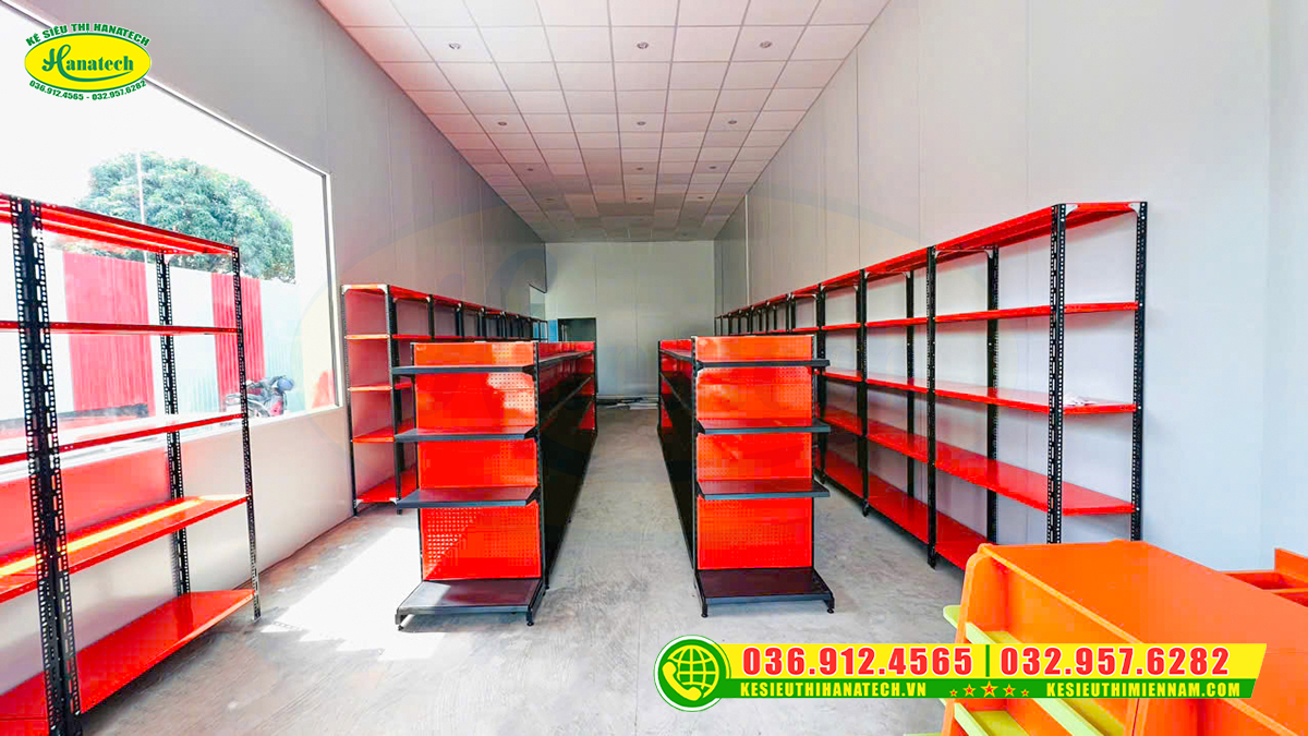 Lắp đặt kệ siêu thị lưng tôn đục lỗ shop thể thao tại Hoàng Mai