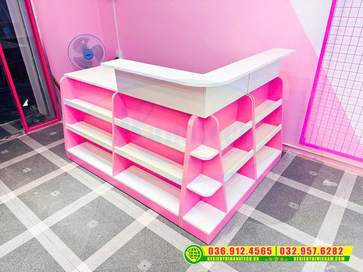 Quầy tính tiền màu hồng tại Tuy Phong
