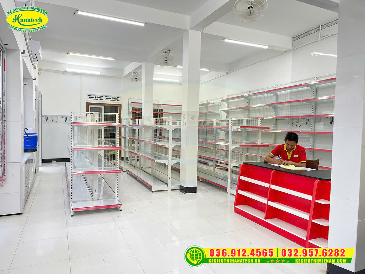Lắp đặt kệ cửa hàng tiện lợi tại Nha Trang