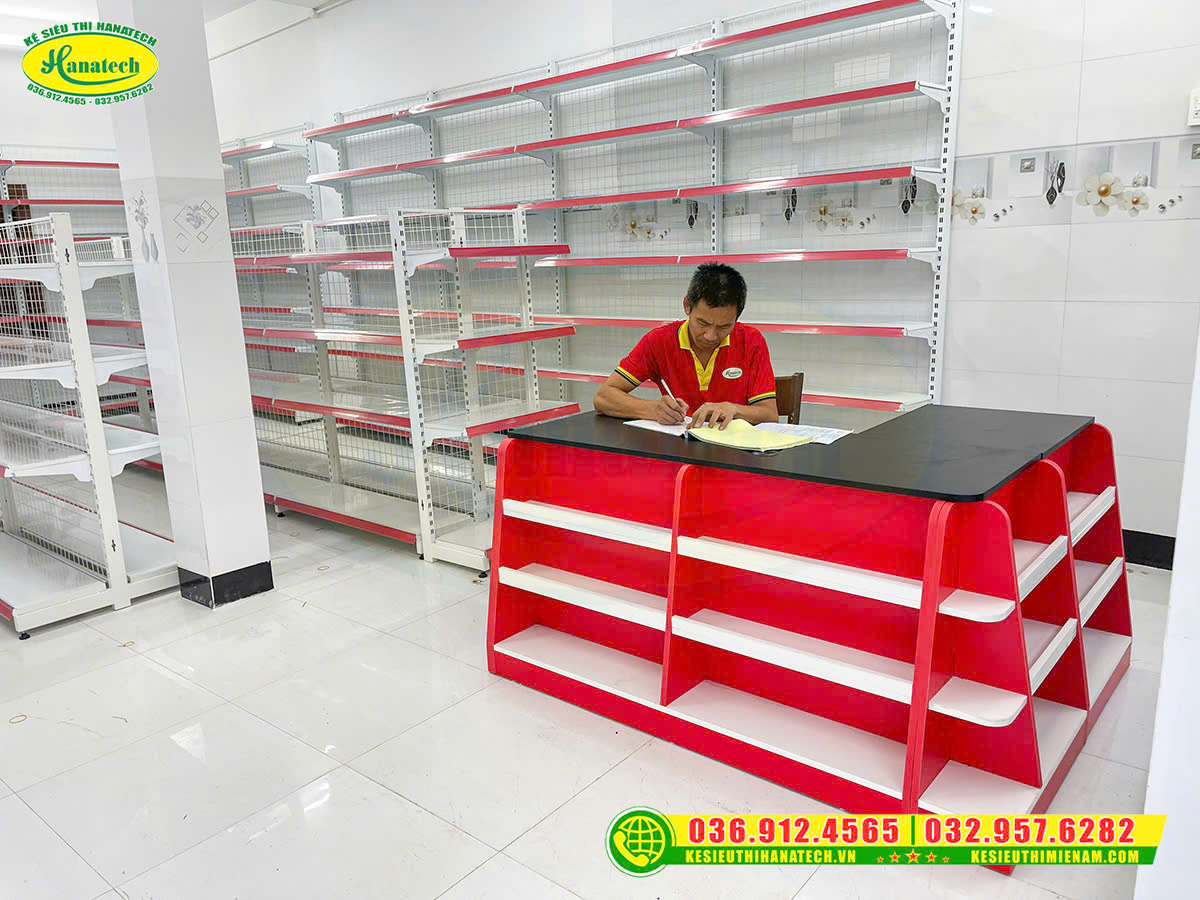 Lắp đặt kệ cửa hàng tiện lợi tại Nha Trang