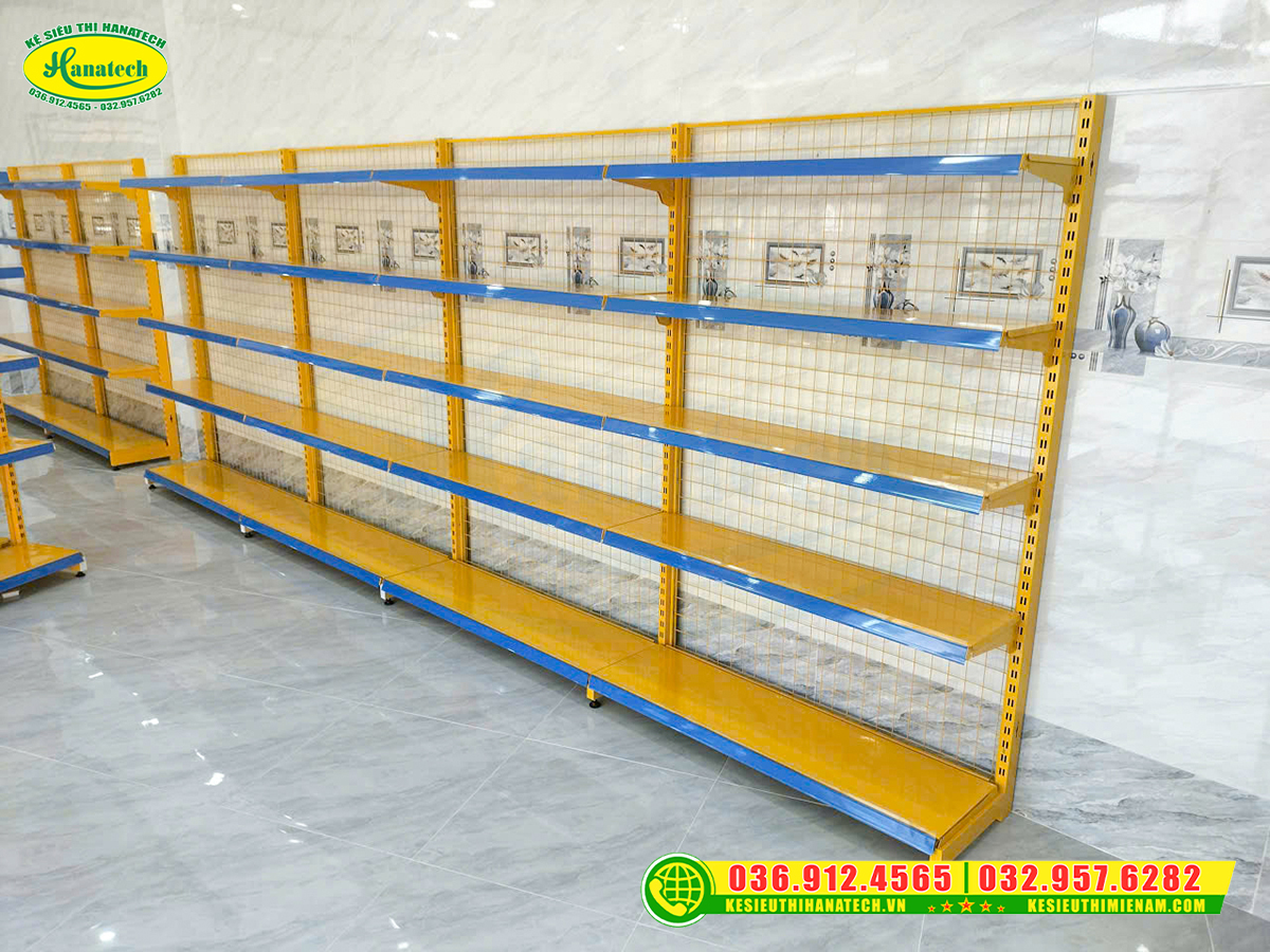 Setup kệ đơn lưng lưới áp tường tối ưu diện tích tại Hà Nội 