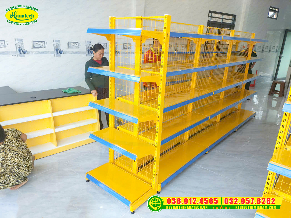 Setup kệ siêu thị đôi giữa shop tại Hà Nội 