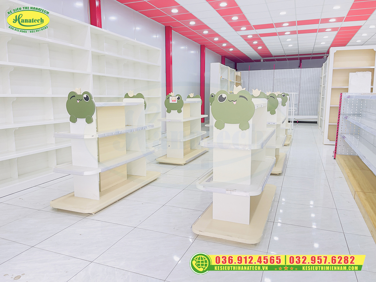 Setup kệ gỗ hình thú ấn tượng cho shop mẹ và bé tại Đồng Nai 