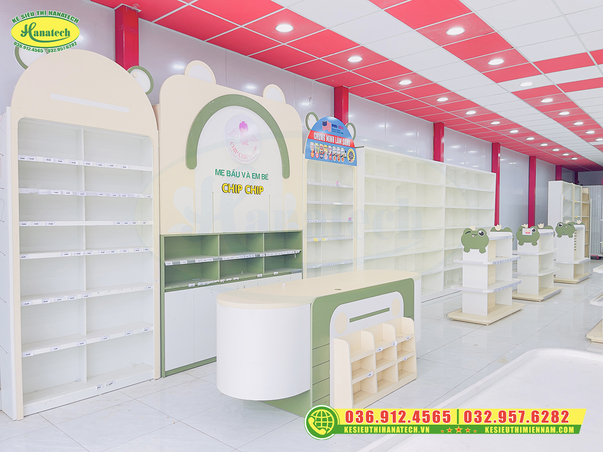 Setup tủ kệ gỗ áp tường cho shop mẹ và bé tại Đồng Nai