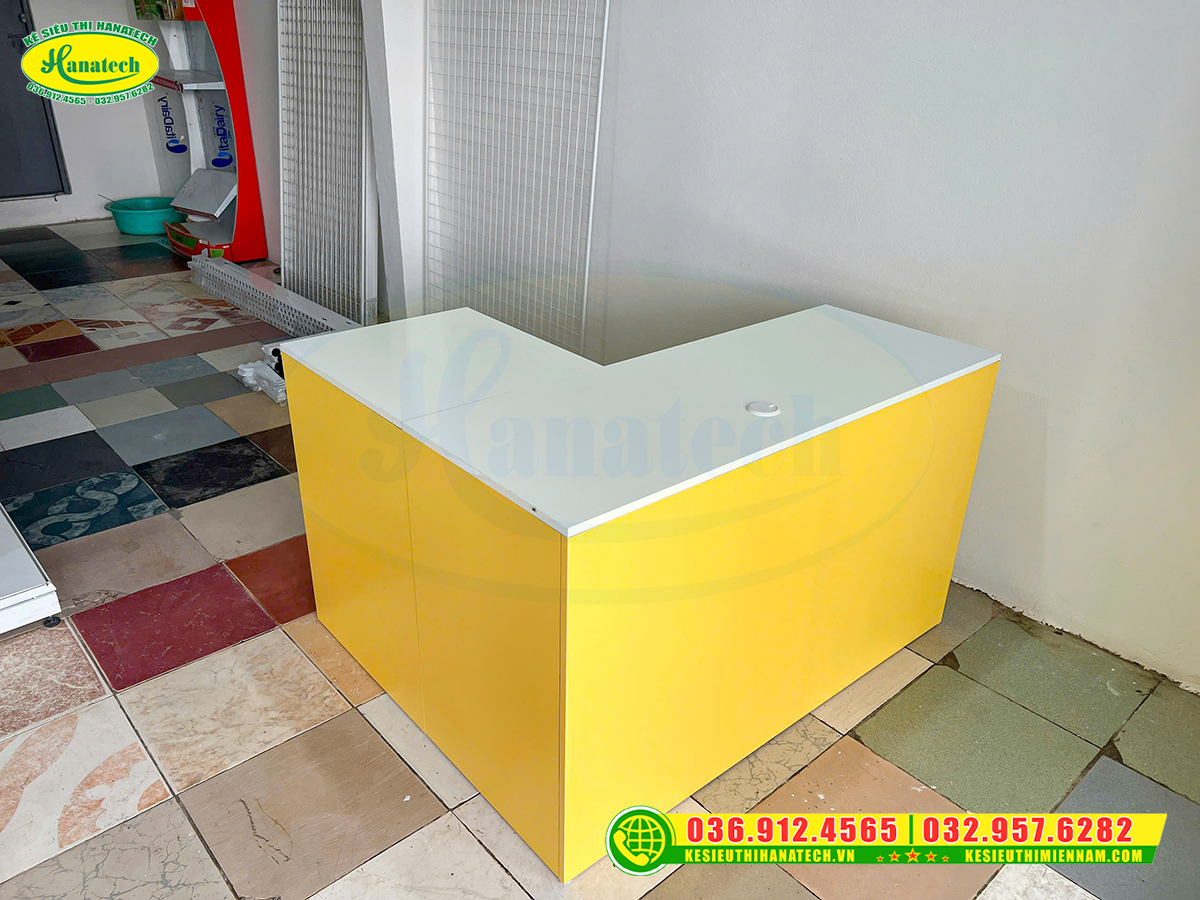 Bàn quầy thu ngân màu vàng tại Hà Nội