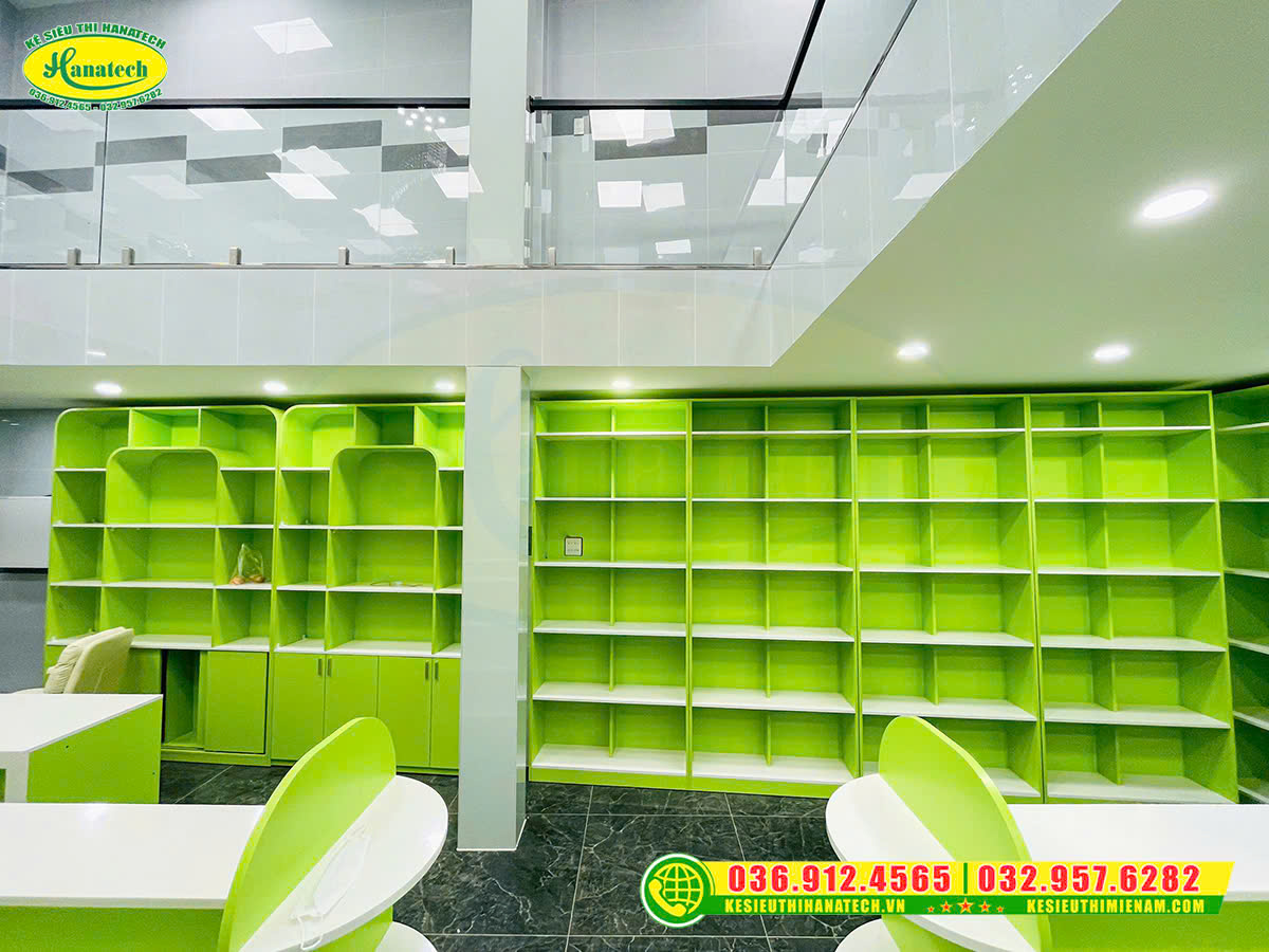 Mẫu tủ kệ gỗ shop mẹ bé Hà Nội